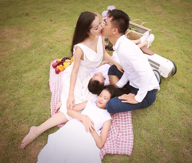 Mới đây, Minh Hương chia sẻ loạt ảnh ngọt ngào bên gia đình nhân kỉ niệm 9 năm ngày cưới. Người đẹp hiện có tổ ấm hạnh phúc bên ông xã Lê Huỳnh và hai nhóc tỳ xinh xắn. "Tháng 7, tháng được tôi gọi là định mệnh, là duyên phận, tháng của những kỷ niệm. 9 năm đã qua, đó là một chặng đường không dài nhưng cũng không phải ngắn. Là quãng thời gian khiến tôi mạnh mẽ và trưởng thành hơn rất nhiều. Cảm ơn những gì cuộc đời đã đem lại, dù là bình yên hay bão tố", bà mẹ hai con viết.