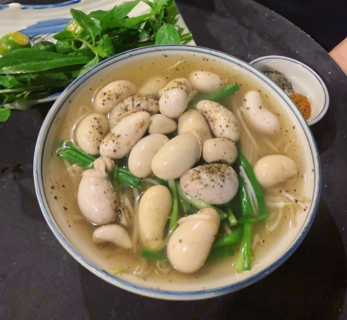 Cho chảo nóng, rồi phi dầu tỏi cho thơm vàng thì cho Ngọc kê vào xào nhanh tay cho chín tới rồi cho hoa thiên lý vào trộn đều vừa chín tới là tắt lửa,cho 1 ít hạt nêm vào cho vừa ăn.