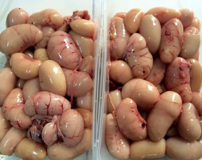 Ngọc kê đem rửa sạch, để ráo nước, hấp chín rồi lột màng dính bên ngoài. Hoa thiên lý rửa sạch, ngâm qua nước muối pha loãng rồi rửa sạch lại lần nữa bằng nước sạch, để ráo nước.