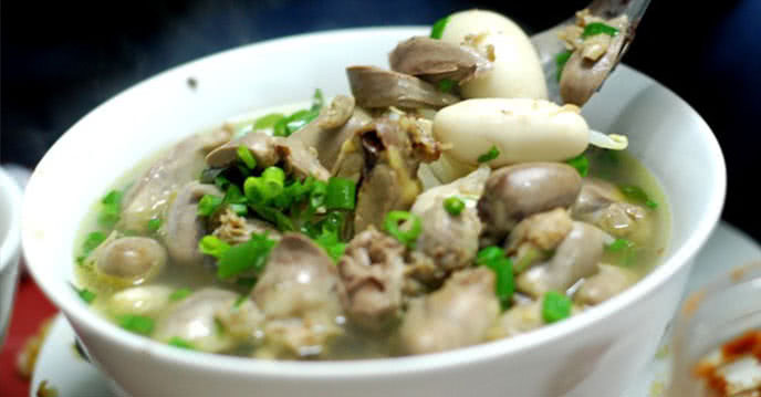 Ngoài kê gà hấp lá hẹ, nhiều người còn xào kê gà với lá hẹ hay ngâm kê gà với rượu để tăng sức mạnh đàn ông.
