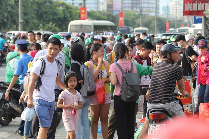 Bên cạnh mật độ phương tiện giao thông trong nội đô bắt đầu nhộn nhịp, thì ở các cửa ngõ, từ trong các bến xe cho đến ngoài đường, rất đông người “tay xách nách mang” đồ đạc lỉnh kỉnh trở lại Thủ đô. Phóng viên báo Tin tức ghi nhận tại bến xe Giáp Bát vào cuối giờ chiều 2/9. Cổng bến xe Giáp Bát đông đặc người xuống xe, người đi đón.