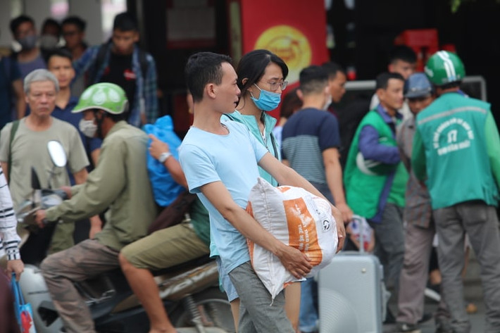 Những bao tải đựng đồ mang từ quê ra.