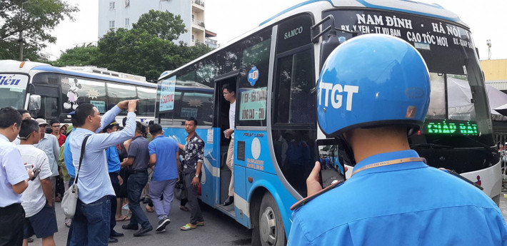 Xe chở quá tải bị thanh tra giao thông kiểm tra tại bến xe.