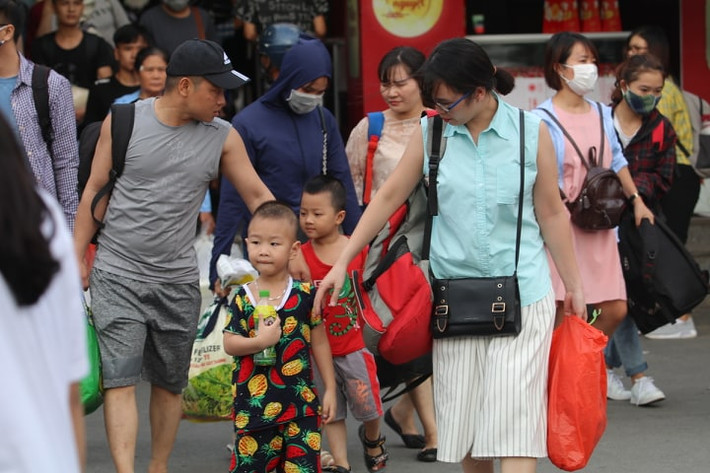 Các em nhỏ theo bố mẹ trở về Hà Nội sau kỳ nghỉ ngắn, chuẩn bị đón năm học mới.