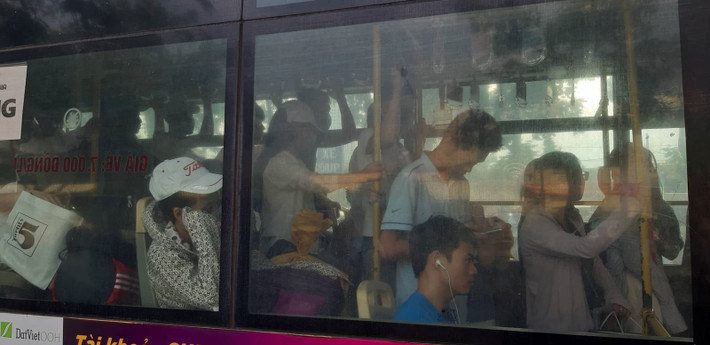 Các xe bus cũng bắt đầu đông người, không trống như những tháng hè vừa qua.