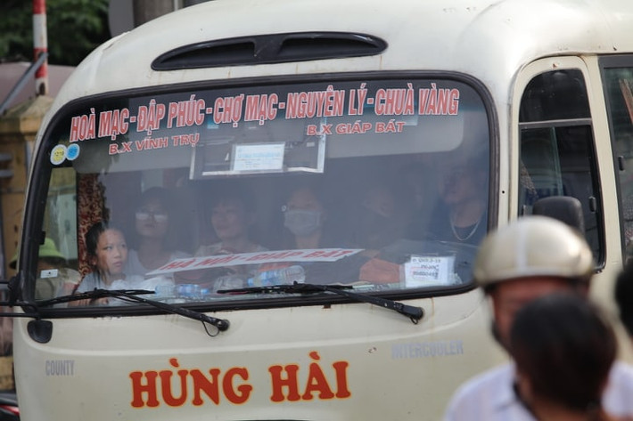 Các chuyến xe vào bến chèn chật cứng người.