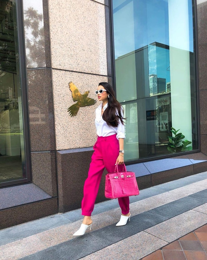 Với vòng hai thon gọn, người đẹp cũng thường xuyên mặc áo sơ mi để "đóng thùng" trong quần âu.