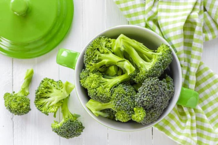 Bông cải xanh chứa nhiều vitamin C, folate, carotenoids và phytochemical chống lại các yếu tố gây hại trong phổi. Loại rau xanh này có một hợp chất hoạt tính được gọi là L-sulforaphane, giúp các tế bào chuyển sang các gen chống viêm để ngăn ngừa các bệnh về đường hô hấp.