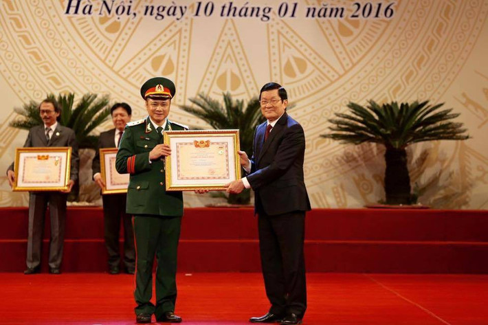 Danh hài Tự Long tên đầy đủ là Vũ Tự Long, SN 1973. Tự Long tốt nghiệp khoa Chèo trường Đại học Sân khấu Điện ảnh năm 1998. Ngay từ thời học sinh, anh đã tham gia phim truyền hình để thu thập kinh nghiệm diễn xuất. sau khi tốt nghiệp đại học, anh được tuyển về Nhà hát Chèo Việt Nam. Với tài năng của mình, Tự Long cũng được nhận danh hiệu NSND từ khi còn rất trẻ, mới 42 tuổi.