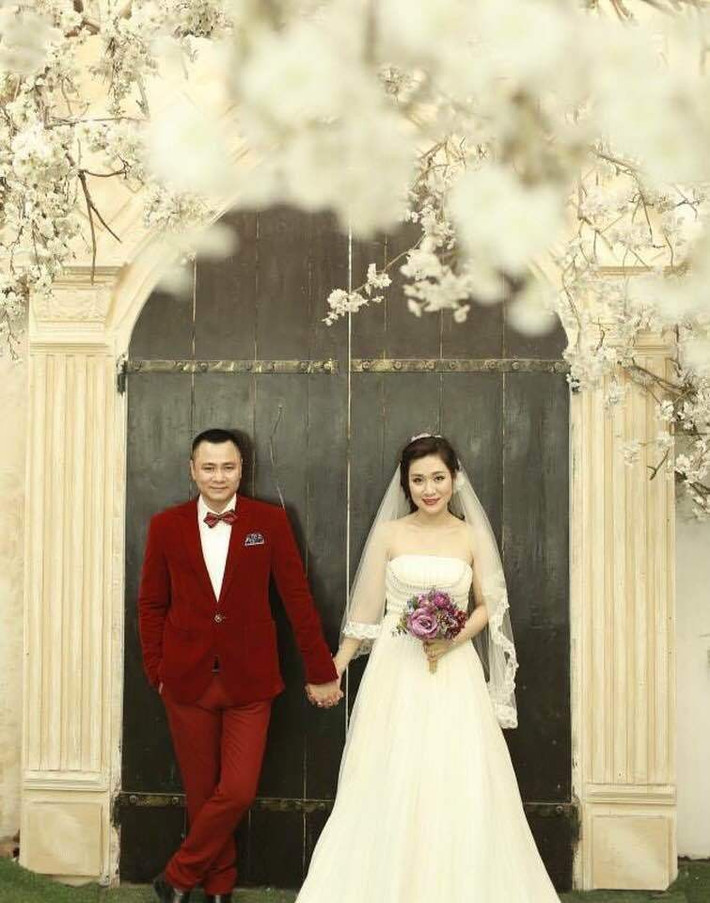 Vợ 2 của nghệ sĩ nhân dân Tự Long là giảng viên trường đại học Văn hóa nghệ thuật quân đội, sở hữu nhan sắc dịu dàng, nữ tính. Trước khi kết hôn, nghệ sĩ nhân dân Tự Long và Minh Nguyệt đã có khoảng thời gian tìm hiểu khá lâu.