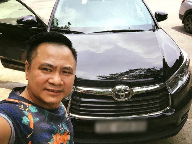 Nghệ sĩ nhân dân Tự Long tự hào khoe chiếc xế tậu vào năm 2016.