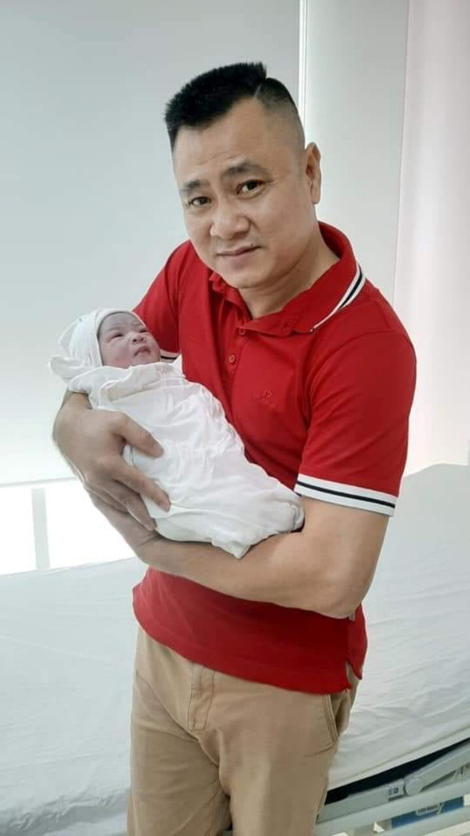 Cách đây không lâu, nghệ sĩ nhân dân Tự Long tiếp tục lên chức bố khi vợ Minh Nguyệt sinh con lần 2.