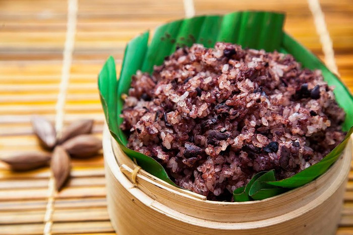 Cách làm xôi trám đen cũng không quá cầu kỳ. Trám tươi cho vào nồi đổ ngập quá nửa nước, đun nhỏ lửa. Đảo đều trám trong nồi cho đến khi nước nóng già, tắt bếp để ủ. Trám chín từ từ, tinh dầu trám tan vào nước, trám sẽ bở và có mùi thơm rất dễ chịu. Lúc này có thể ăn trám và chế biến trám.