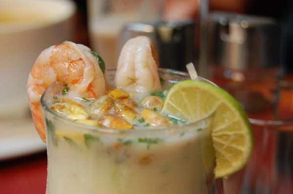 1. Leche de tigre - “sữa hổ” ở Peru: Chính vì màu sắc và khả năng cung cấp năng lượng tuyệt vời mà món ăn giải rượu này còn được người ta gọi tên là Sữa Hổ. Nó được làm từ nước cốt chanh, rau mùi, tỏi, hành tây, ớt, muối, hạt tiêu và cá.