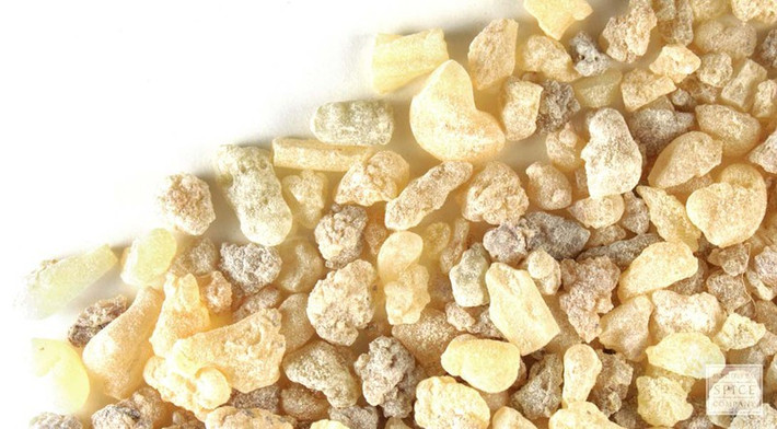 Nhũ hương Ấn Độ (Boswellia) có tác dụng chống viêm, giảm đau và chống thoái hóa khớp. Nó cũng giúp bạn lưu thông máu tốt hơn. Sử dụng nhũ hương Ấn Độ chiết xuất có thể giảm dau hiệu quả ở những người viêm khớp mạn tính.