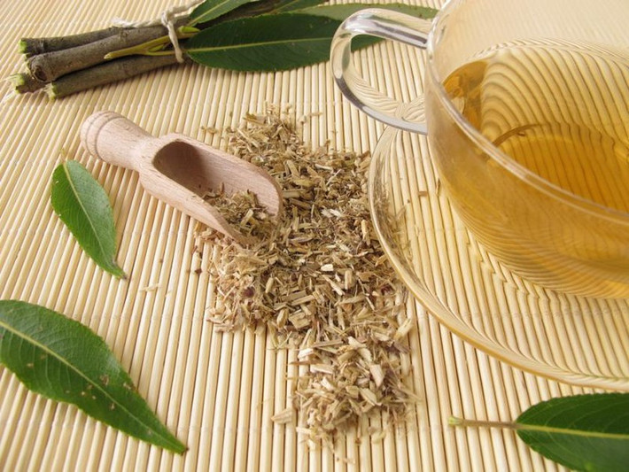Vỏ cây liễu trắng chứa hoạt chất salicin, có thể điều trị đau viêm, đặc biệt là viêm khớp gối, hông, lưng và cổ. Loại vỏ này có thể dùng bằng cách nhai, uống thuốc được bào chế thành viên hoặc trà. Tuy nhiên, loại thảo mộc này không sử dụng cho phụ nữ mang thai.