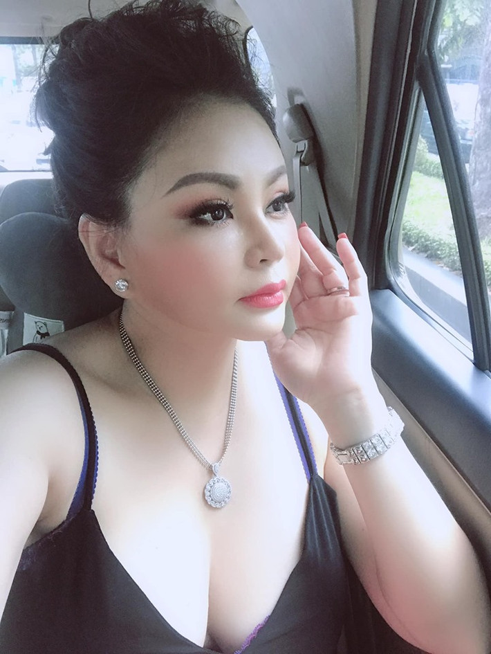 Tham gia các sự kiện giải trí hay ở đời thường, bà mẹ ba con đều chuộng mặc trang phục hở bạo.