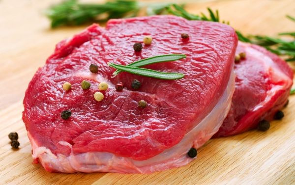 4. Ăn nhiều thịt đỏ: Đây chính là một thói quen hại thận. Protein ở động vật tạo ra một lượng axit cao trong máu, từ đó có thể hại thận và gây ra chứng nhiễm toan, một tình trạng mà thận không thể loại bỏ axit kịp thời. Mặc dù protein rất cần thiết cho cơ thể nhưng bạn nên thực hiện một chế độ ăn cân bằng, thêm nhiều hoa quả và rau củ. Bạn cũng có thể nạp protein từ thực vật.