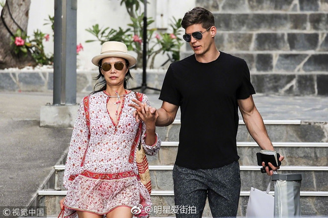 Dù chênh lệch về tuổi tác với người tình trẻ nhưng Đặng Văn Địch vẫn được khen ngợi là có gu thời trang gợi cảm, trẻ trung và vóc dáng nóng bỏng không thua kém gì khi đứng cạnh Bertold Zahoran.