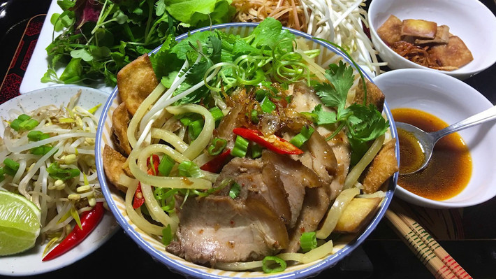 3. Cao lầu: Đây là đặc sản nức tiếng ở Hội An, một địa danh khiến cho du khách quốc tế không tiếc lời khen ngợi, Khi đến vùng đất này, du khách được thưởng thức một loại mỳ đặc biệt, sợi dai dai, sẫm màu, ăn kèm với nước dùng cũng rất đặc biệt. Người ta bảo hương vị đích thực của cao lầu là nước dùng phải được lấy từ nước giếng Ba Le địa phương.