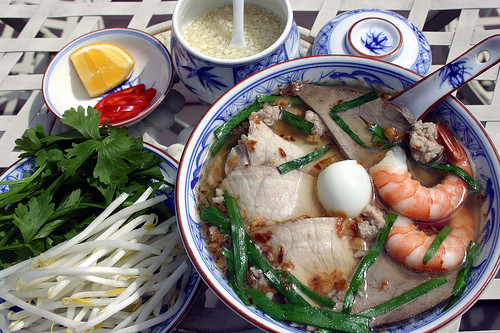 9. Hủ tiếu Nam Vang: Hủ tiếu là món ăn phổ biến ở miền Nam, có rất nhiều biến thể từ hủ tiếu nhưng nhìn chung đều có nước dùng giống nhau. Nước dùng được hầm từ xương, mực khô, rau củ…nên rất ngọt thanh tự nhiên. Sợi hủ tiếu thì dai dai, ăn kèm với giá đỗ và rau thơm là số 1.