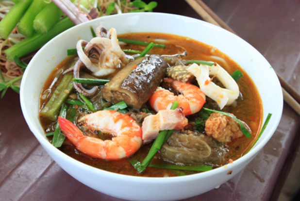 7. Bún mắm: Đặc sản của Đà Nẵng này có mùi mắm khá nồng, thường được ăn cùng với thịt heo luộc cùng với rau sống. Món này cũng giống bún đậu mắm tôm, nhưng khi du khách quốc tế ghé đến miền Trung Việt Nam, hầu như ai cũng đều muốn ăn.