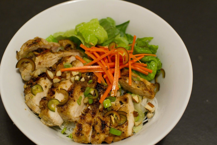 5. Bún thịt nướng: Tùy từng vùng mà món ăn này có hương vị khác nhau. Nhìn chung, món bún này có sự đa dạng về nguyên liệu và hương vị, tuy vậy khi được trộn cùng với nhau thì lại rất hài hòa, ngon miệng.