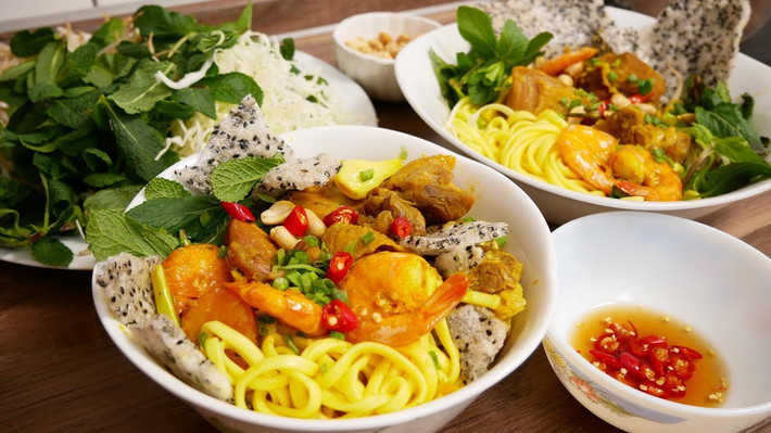 8. Mỳ Quảng: Đây là đặc sản nức tiếng ở miền Trung, nó có nguồn gốc từ Quảng Nam. Đây là món ăn phổ biến có thể ăn sáng trư chiều tối lúc nào cũng được. Món ăn này được đánh giá là rất ngon và ngày càng có nhiều biển thể đi kèm như mì quảng ếch, tôm, ram…