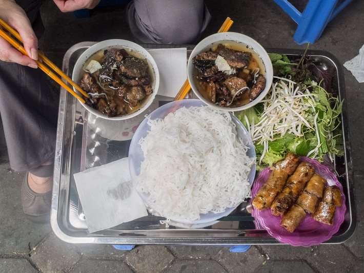 10. Bún chả: Giống như phở, bún chả là đặc sản của thủ đô Hà Nội. Món ăn này thường được mọi người chọn vào buổi trưa. Các thành phần của bún chả thường được để riêng sau đó chấm vào với nước mắm pha chua ngọt. Món ăn này ngày càng nổi tiếng và phổ biến hơn kể từ khi Tổng thống Obama đã thưởng thức trong chuyến thăm Việt Nam.