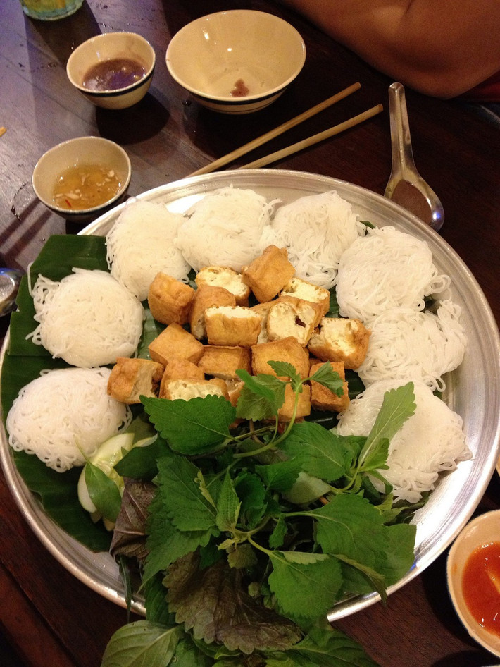 6. Bún đậu mắm tôm: Món này có mùi vị không dễ chịu, không phải người nước ngoài nào cũng thích nó. Những người ăn lần đầu có thể yêu hoặc ghét chúng ngay lập tức, tuy vậy đây lại là món bún mà hầu như ai cũng muốn thưởng thức dù chỉ một lần.
