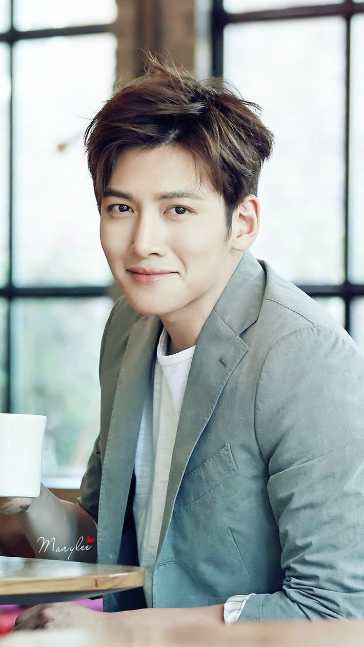 Ji Chang Wook thu hút mọi ánh nhìn với diện mạo đầy lôi cuốn trong bộ vest phá cách nổi bật.