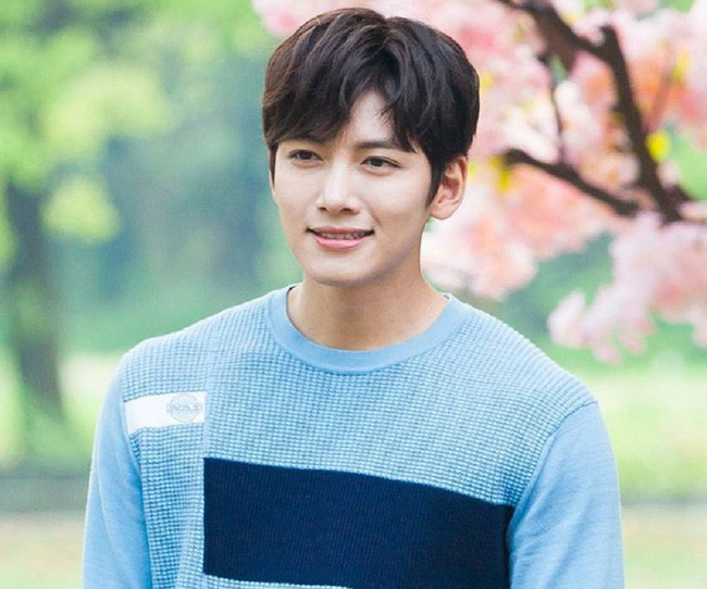 Đôi chỉ, Ji Chang Wook chỉ cần diện áo thun cũng đủ hấp dẫn các cô gái.