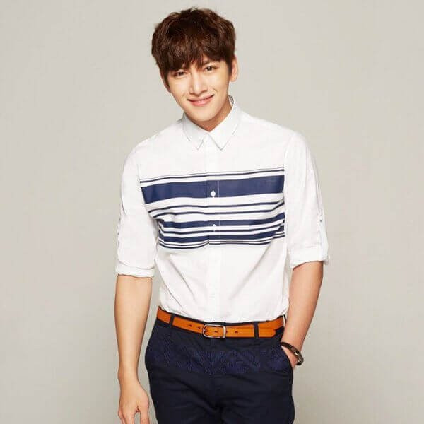 Set đồ đơn giản gồm sơ mi trắng và quần âu sơ vin cũng đủ khiến Ji Chang Wook "hút hồn" phái đẹp.