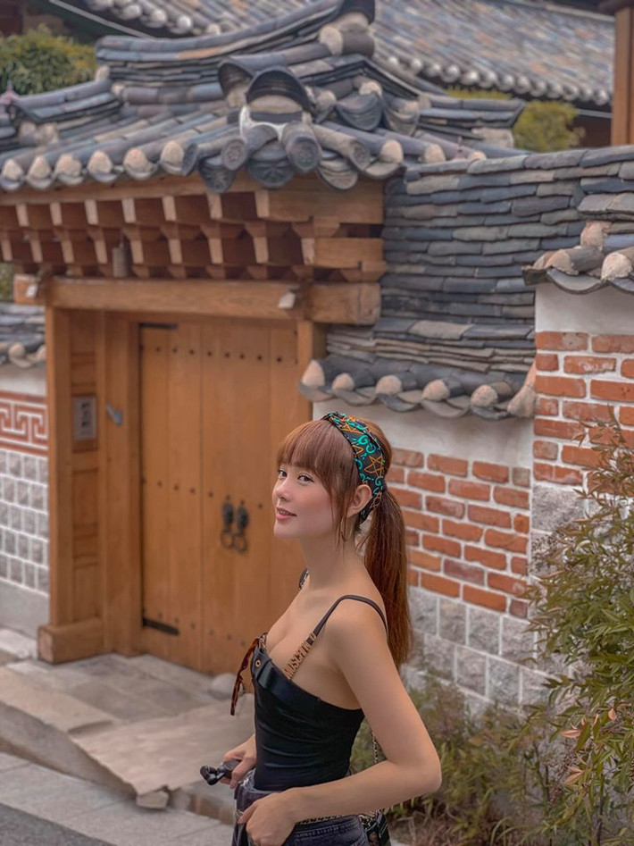 Trong chuyến du lịch mới đây ở Hàn Quốc, Minh Hằng chọn trang phục trẻ trung năng động với quần jean và áo 2 dây. Chiếc áo cúp có phần chật, bó chẽn ngực trở thành đề tài tranh luận của cư dân mạng. Với phong cách này, Minh Hằng bị cư dân mạng bình luận "mặc như không".