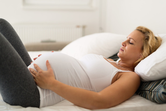 8. Các cơn co thắt nhiều và mạnh dần: Các cơn co thắt là dấu hiệu sớm của chuyển dạ, là bước chuẩn bị quan trọng để “đẩy” em bé ra ngoài. Mẹ có thể cảm thấy cơn co thắt nhiều, cụ thể: Các cơn co thắt sẽ mạnh dần thêm, cường độ và tần suất co thắt co xu hướng tăng dần.