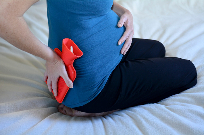 3. Cảm thấy chuột rút và đau lưng nhiều hơn: Dấu hiệu mẹ bầu sắp sinh này xảy ra rõ hơn từ lần mang thai thứ 2 trở đi. Khi thời điểm chuyển dạ gần kề, các cơ và khớp của mẹ dần căng để chuẩn bị đón bé chào đời nên mẹ sẽ cảm thấy bị chuột rút và đau nhiều hơn ở vùng lưng và háng.