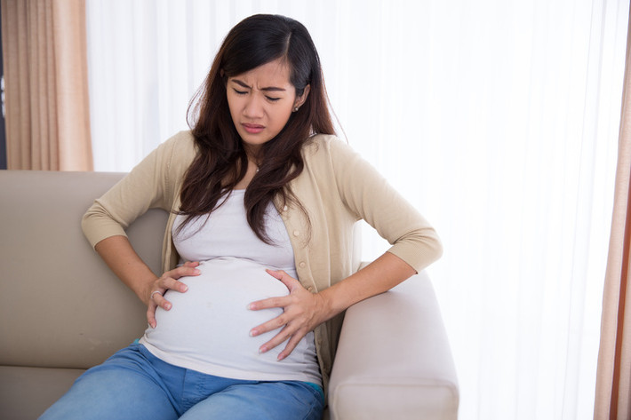 4. Bị tiêu chảy: Tương tự các cơ tử cung dần giãn nở để chuẩn bị cho bé chào đời, các cơ quan khác trong cơ thể mẹ cũng vậy, bao gồm trực tràng. Điều này có thể khiến mẹ bị tiêu chảy đôi chút. Mẹ có thể cảm thấy khó chịu và bất tiện, nhưng đây là hiện tượng bình thường, quan trọng là mẹ cần giữ nước đầy đủ.