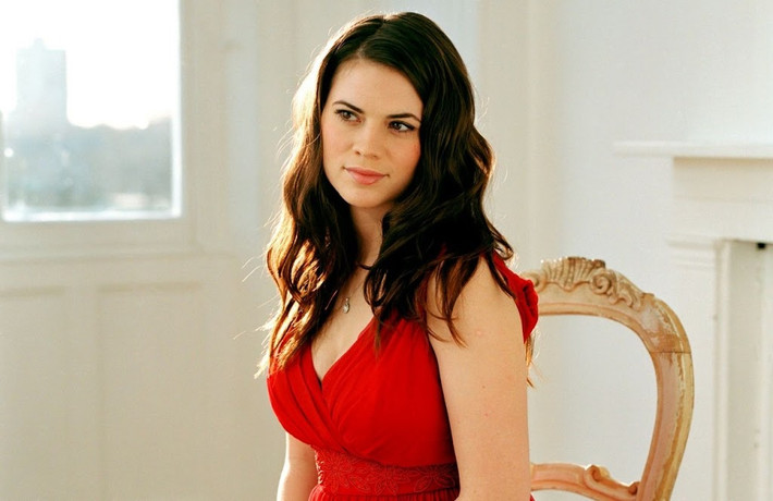 Sở hữu vòng một căng tròn nên Hayley Atwell luôn tự tin diện các thiết kế khoét ngực sâu nhằm phô đôi gò bồng đào "khủng".