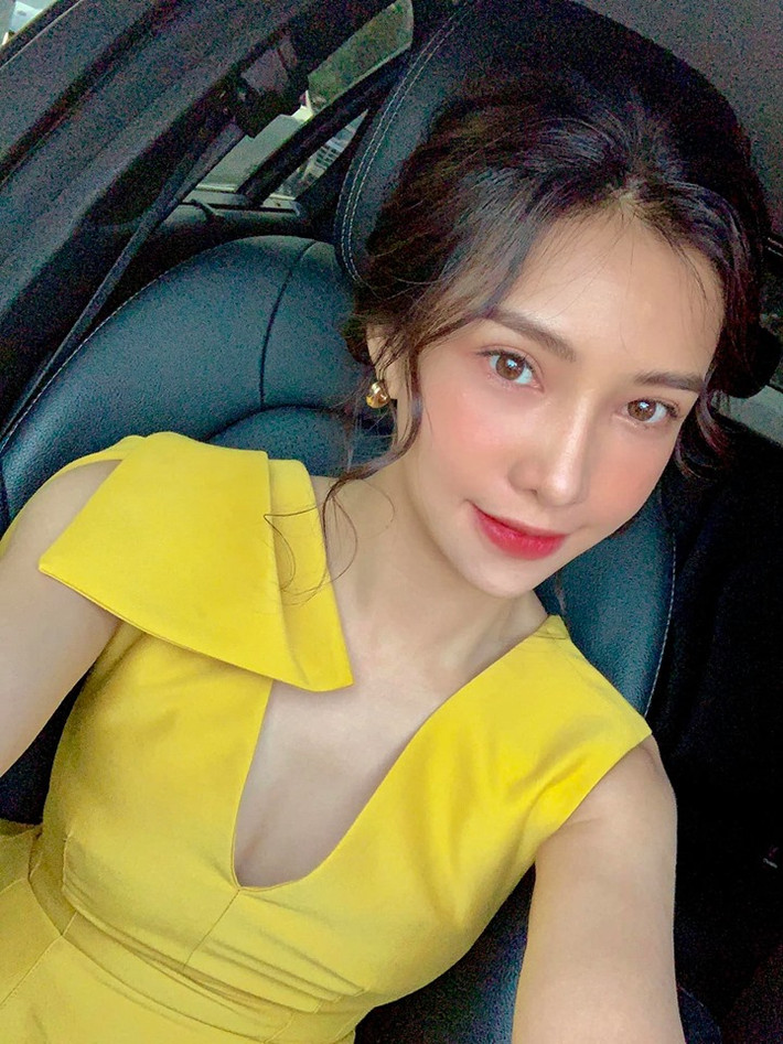 Sau khi "đập đi xây lại" khuôn mặt, nữ diễn viên sinh năm 1990 ngày càng chuộng gu thời trang sexy khoe vẻ gợi cảm, trẻ đẹp.