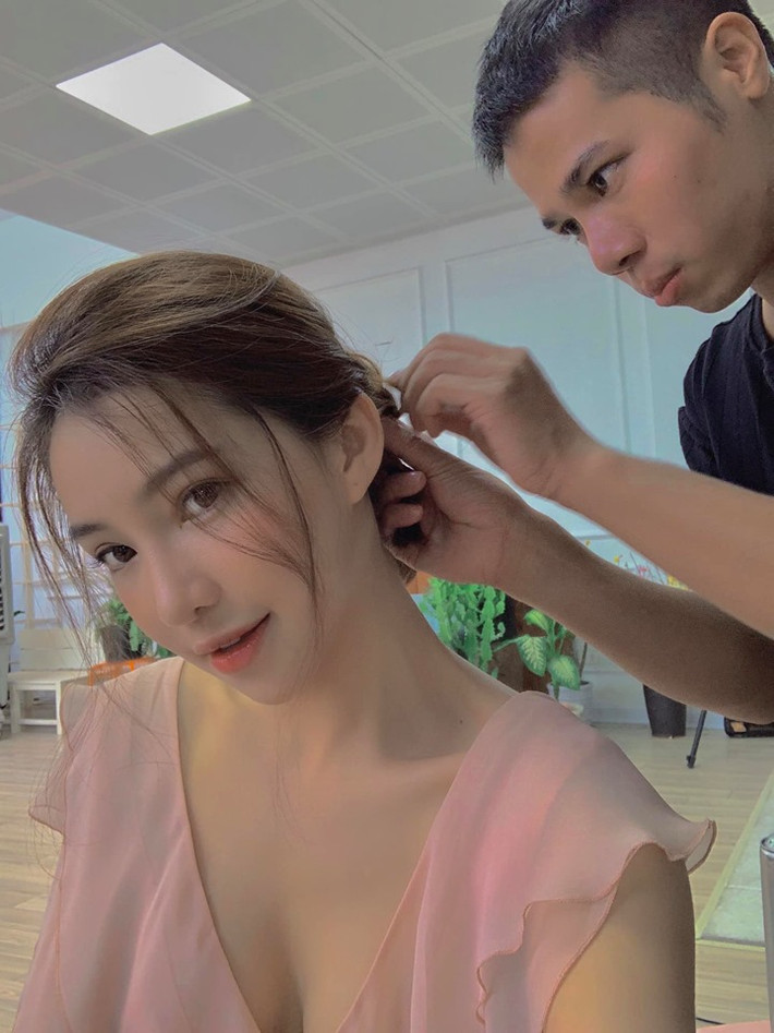 Người đẹp khoe làn da trắng nõn trong chiếc đầm hồng xinh xắn. Ảnh: FBNV.