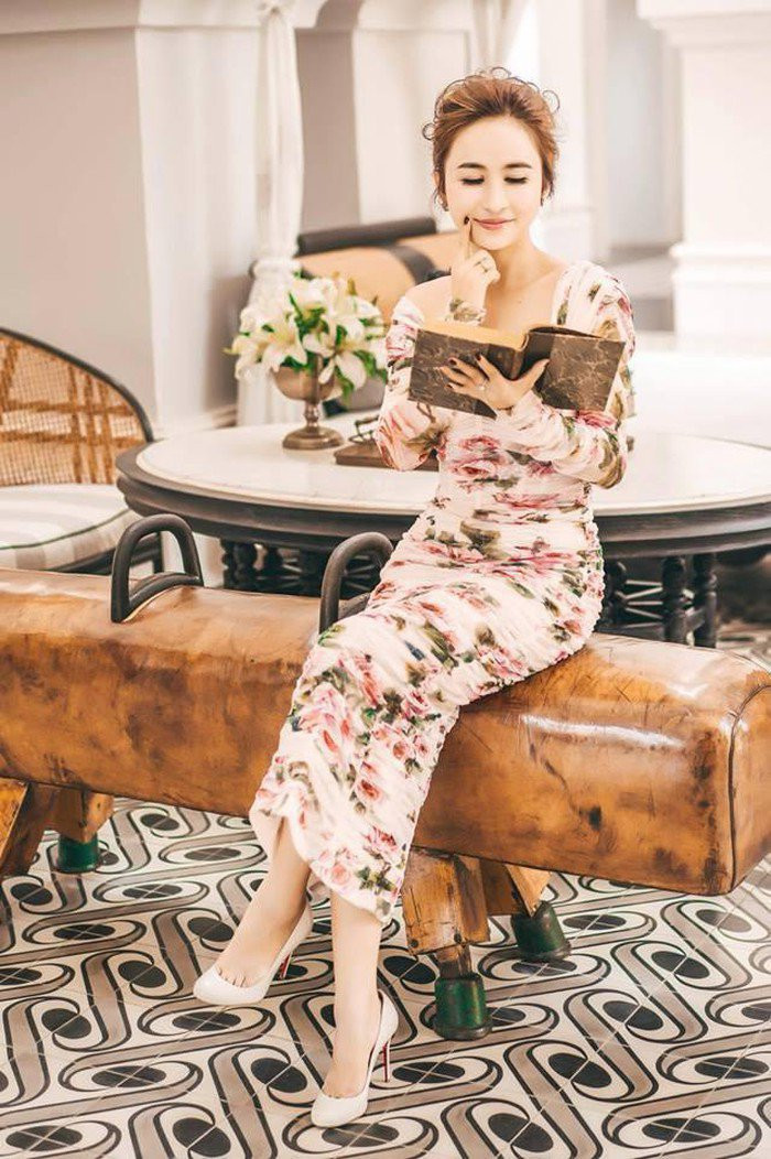 Không chỉ đầu tư vào váy áo hàng hiệu, bà mẹ hai con trẻ trung này còn sẵn sàng chi "tiền tạ, tiền tấn" để rinh về những chiếc túi đắt giá nhất làng mốt. Trong đó, những món phụ kiện đến từ các thương hiệu hàng đầu thế giới như Hermes, Dior, Gucci,...