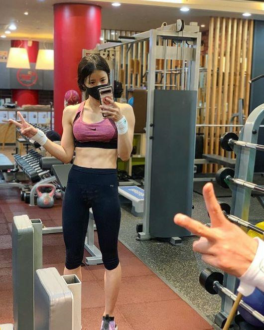Lee Si Young có niềm đam mê lớn với phòng gym. Không chỉ để duy trì vóc dáng cân đối mà tập luyện là sở thích của nữ diễn viên. Cô không ngại tập những bộ môn đòi hỏi thể lực như nâng tạ, kéo cáp.