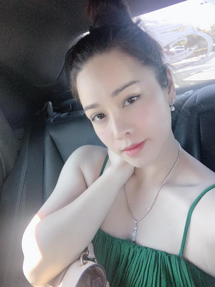 Theo đó, mỗi ngày cô đều rửa mặt với sữa rửa mặt 2 ngày/lần vào sáng tối và nói không với việc rửa mặt nhiều lần dù mùa này da có xu hướng dễ bẩn và nhờn hơn bình thường.