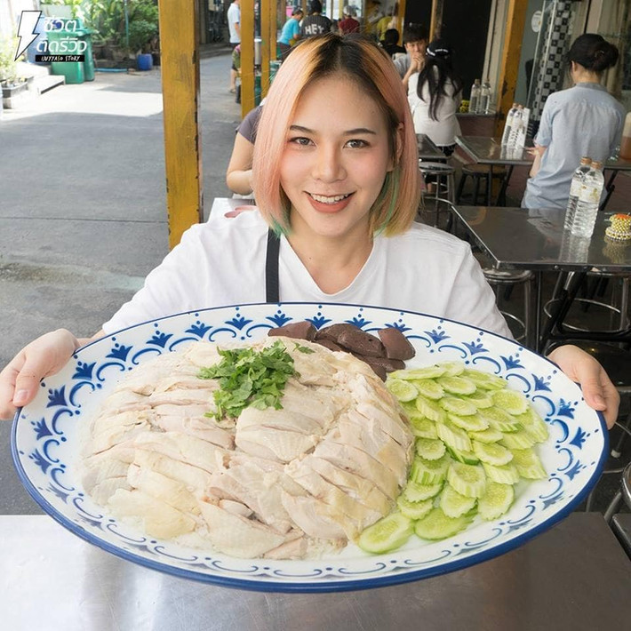 Mì gà khổng lồ: Có bao giờ bạn tưởng tượng một đĩa cơm gà lớn hơn khuôn mặt của bạn chưa? Cơm gà nổi tiếng ở Sri Lueng Potchana siêu siêu bự và bạn có thể chọn thêm nhiều thứ yêu thích như gan gà.