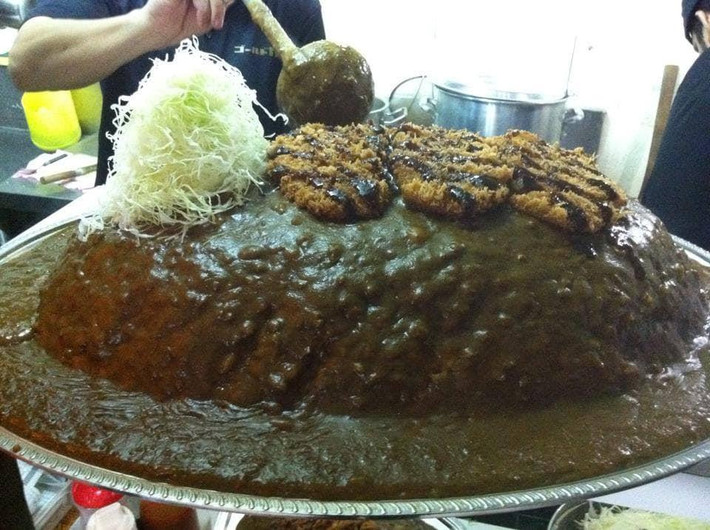 Cà ri phong cách Nhật Bản: Một món ăn được hội nhập từ Nhật Bản đang được nhiều bạn trẻ check in chính là cà ri Nhật. Tọa lạc tại số 20/3 Soi Sukhumvit 39 Sukhumvit Rd Klongton-Nua Wattana, Bangkok, quán ăn này nổi tiếng với đĩa cà ri khổng lồ bao gồm một phần cơm to và cao như một ngọn núi nhỏ được chế biến theo phong cách của Nhật Bản. Phía trên cùng được đặt thêm ba miếng thịt gà cũng to không kém.