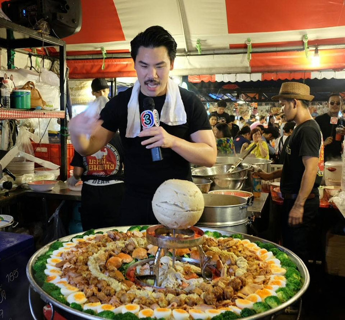 Đĩa mì siêu to 35kg được chế biến từ mì với hoành thánh heo, thịt heo chiên giòn, thịt heo kho, trứng vịt, gà, cua, cải thìa, bông cải xanh, súp tomyum và ở giữa là thịt viên lá vàng khổng lồ.