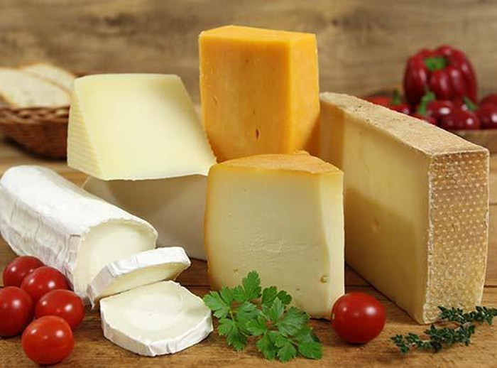 Phô mai: Là một món ăn truyền thống có từ lâu đời ở Hà Lan từ 400 năm trước công nguyên, phô mai cũng là một món ăn được nhiều du khách ưa chuộng. Phô mai ở đây được làm theo một công thức bí mật nên có vị thơm và ngon hơn hẳn các loại phô mai ở các nước khác.