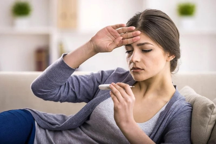 Sốt: Khi ăn phải thức ăn nhiễm độc, cơ thể lập tức chuyển sang chế độ chống khuẩn. Bên cạnh đào thải độc tố qua nôn mửa và đi ngoài, cơ thể còn tăng nhiệt độ bên trong để tiêu diệt vi khuẩn. Bạn nên nghỉ ngơi và bù nước trong giai đoạn này.