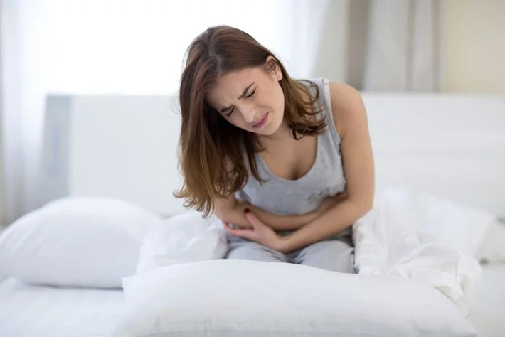 Đau bụng: Đau bụng là do sự co thắt các cơ dạ dày. Cơn đau có thể âm ỉ kéo dài hoặc thỉnh thoảng nhói lên. Trong hầu hết các ca ngộ độc thực phẩm, cơn đau bụng sẽ kéo dài trong vài giờ, cùng lúc với các triệu chứng nôn mửa và tiêu chảy.