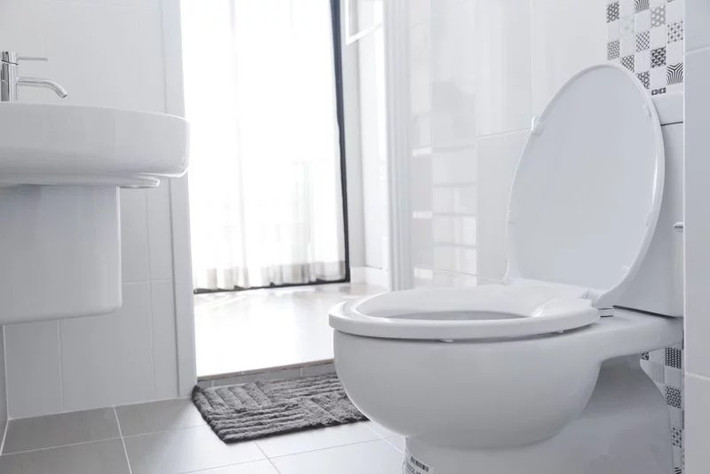 Tiêu chảy: Giống như nôn mửa, tiêu chảy cũng là một dấu hiệu cho thấy cơ thể đang cố đào thải chất độc ra ngoài. Bởi vậy, thay vì cố gắng dừng triệu chứng này bằng các loại thuốc, bạn nên để quá trình này diễn ra tự nhiên. Vì vậy, bạn cần uống nhiều nước để bù lại lượng nước mất đi trong quá trình đào thải độc.